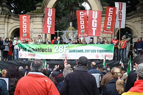 Photo of Sevilla defiende en la calle el Estatuto andaluz y clama contra los recortes de la Troika