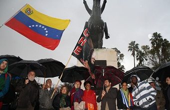 Photo of Sevilla despide a Hugo Chávez con una ofrenda floral ante la estatua de Simón Bolívar