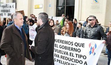 Photo of IU muestra su apoyo a las reivindicaciones de los peluqueros y reclama a Zoido medidas de apoyo al sector