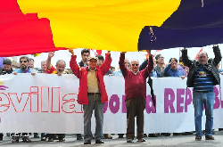 Photo of Cientos de personas salen a la calle para reclamar la III República