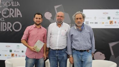 Photo of González Rojas y Chamizo presentan el libro ‘Conil, un esfuerzo colectivo’