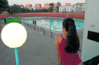 Photo of IU insta a Espadas a concretar los fondos que destinará en 2016 al arreglo de la cubierta de la piscina del Tiro de Línea