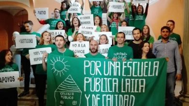 Photo of IU apoya el encierro de los docentes en el Ayuntamiento de Sevilla contra los recortes en educación