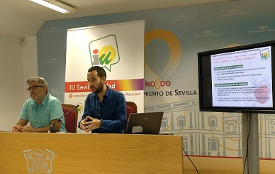 El portavoz municipal de IU, Daniel González Rojas, durante la presentación de las alegaciones al Plan Municipal de Vivienda.