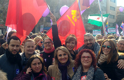 Manifestación feminista a las puertas del Parlamento.